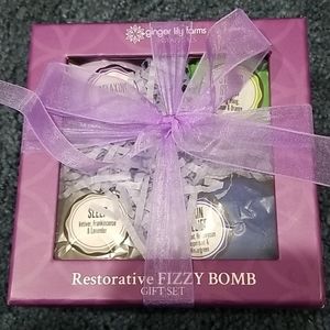 Nwt! Restorative fizzy bomb gift set
